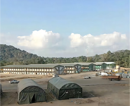 منزل حاوية مسطحة حزمة سكن الموظفين نموذجية 800 شخص سعة المخيم