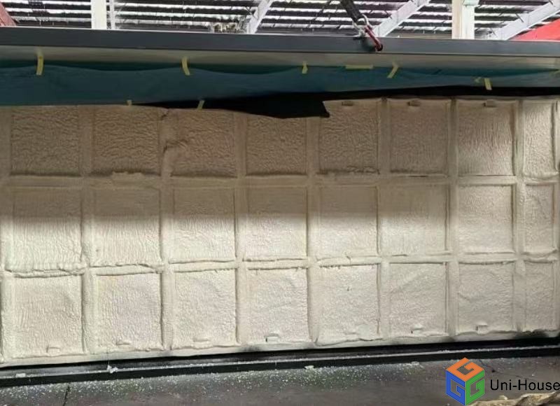رش مادة البولي يوريثين على الجزء السفلي من الحاوية القابلة للتمدد